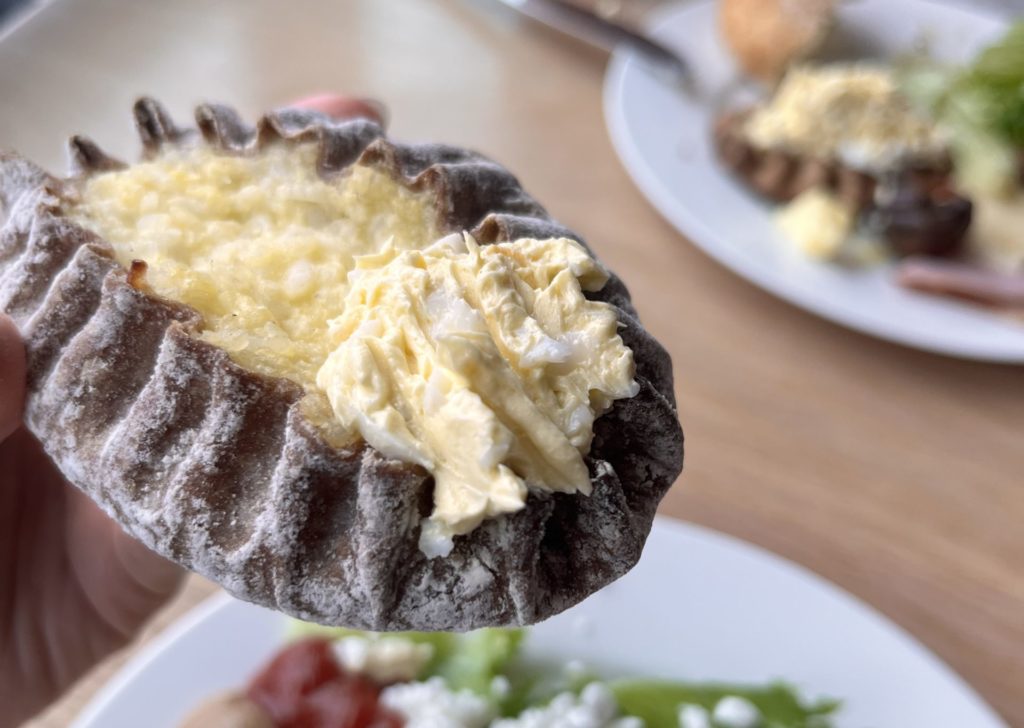 たまごサラダをのせたカレリアンピーラッカ